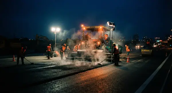 jasa pengaspalan serang saat mengerjakan proyek di malam hari